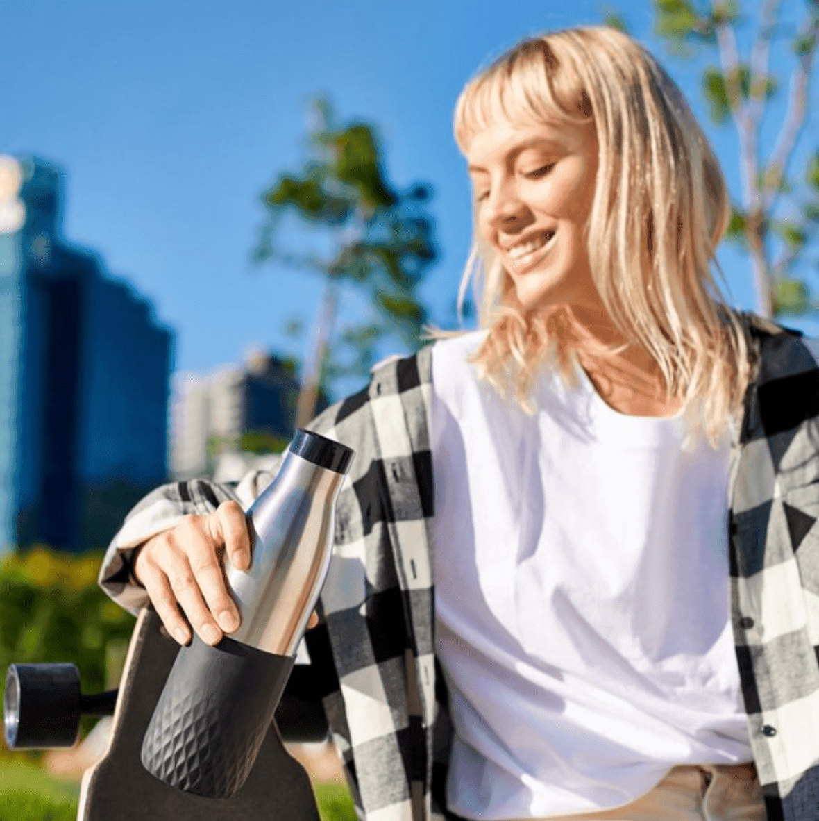 Emsa-Edelstahl-Bluedrop-sleeve mit einer Frau