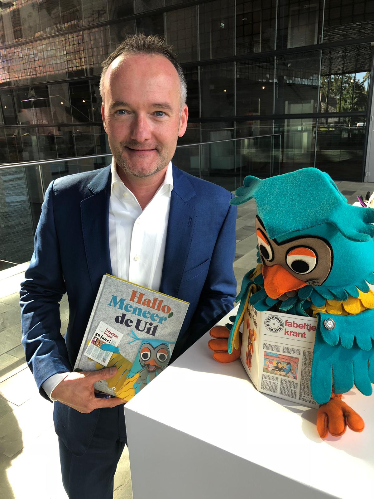 Patrick Bremmers holding his book