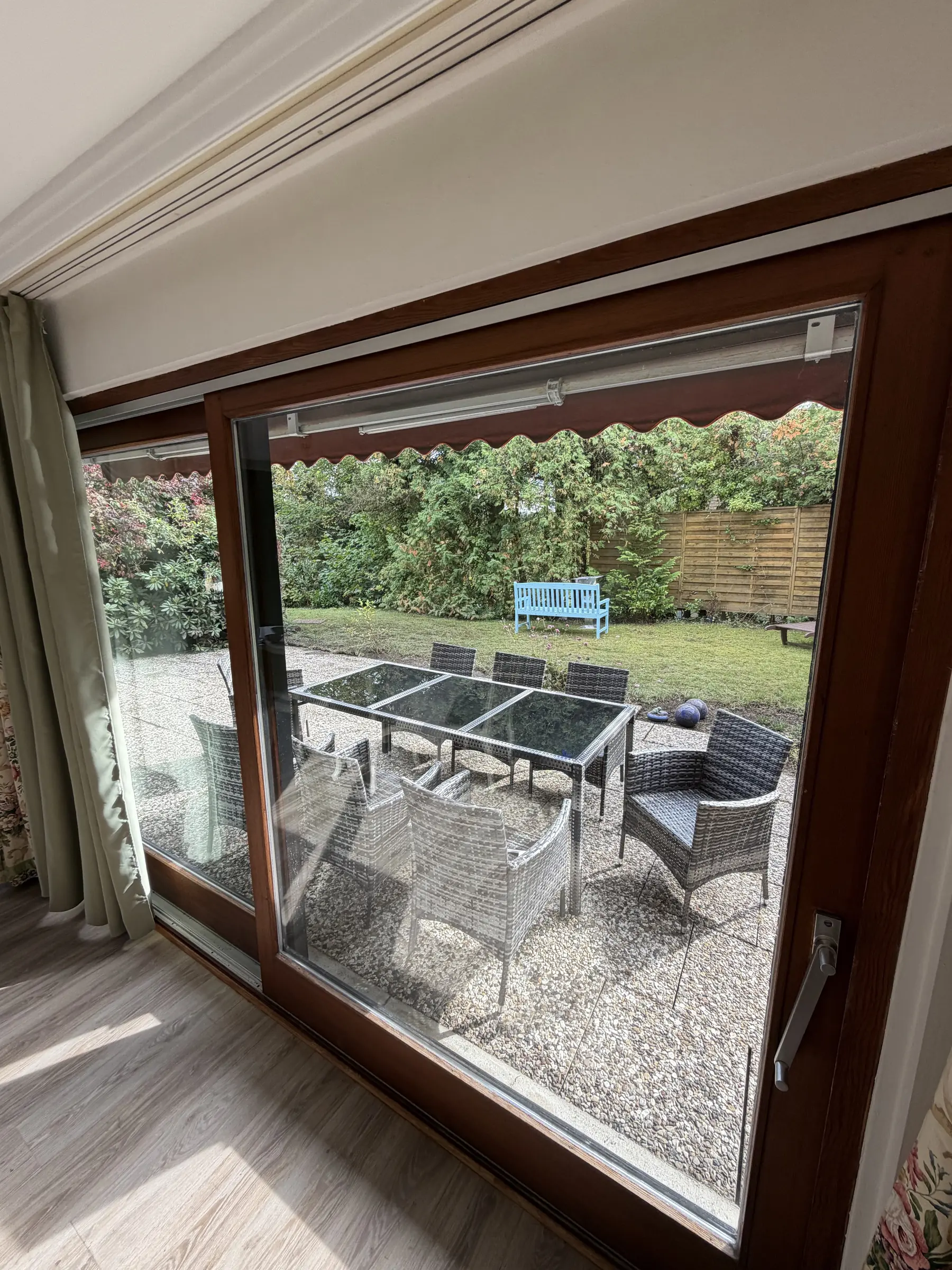 Blick aus dem Esszimmer auf Terrasse und Garten