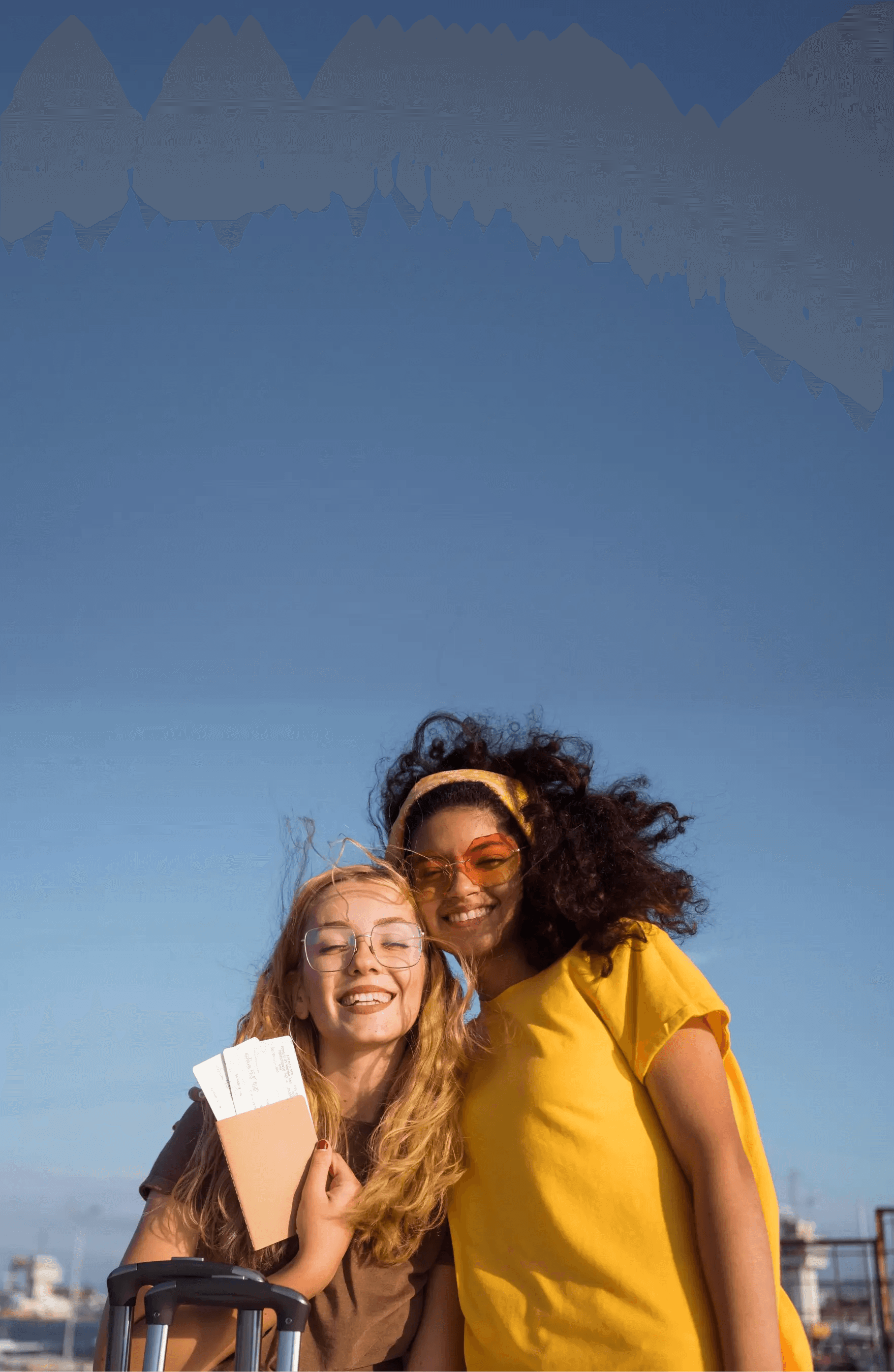 Duas amigas sorrindo e se abraçamdo