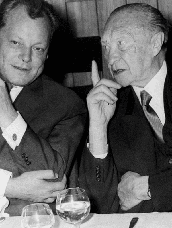 Isometrische Zeichnung eines Bauprojekts mit mehreren Gebäuden und markierten Strukturen in Rot