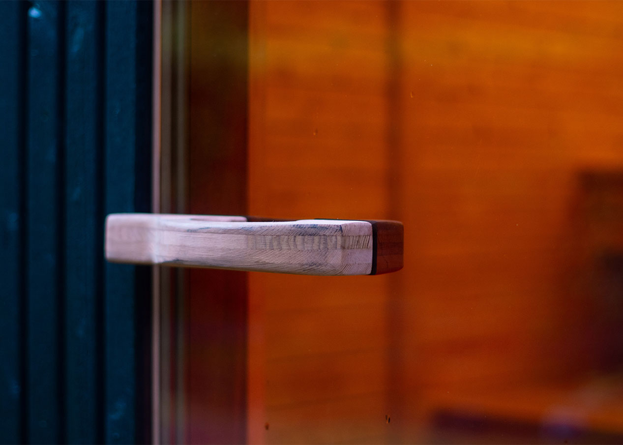 Detail van het houten interieur van de STOOMR sauna