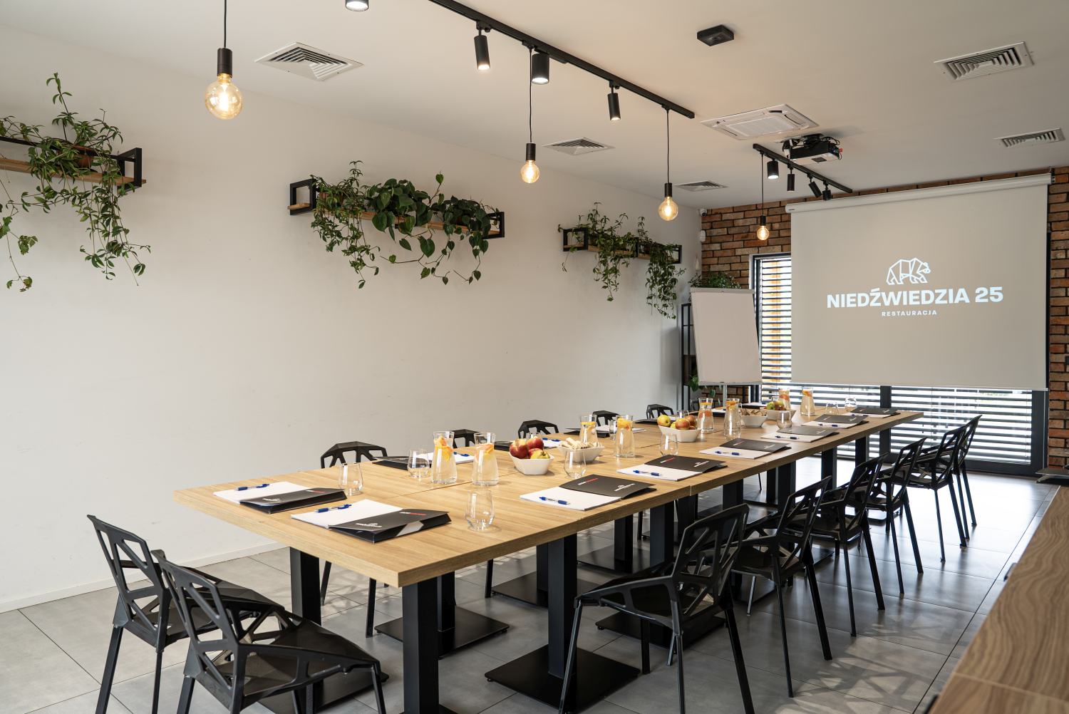 sala szkoleniowa Poznań przygotowana na spotkanie biznesowe