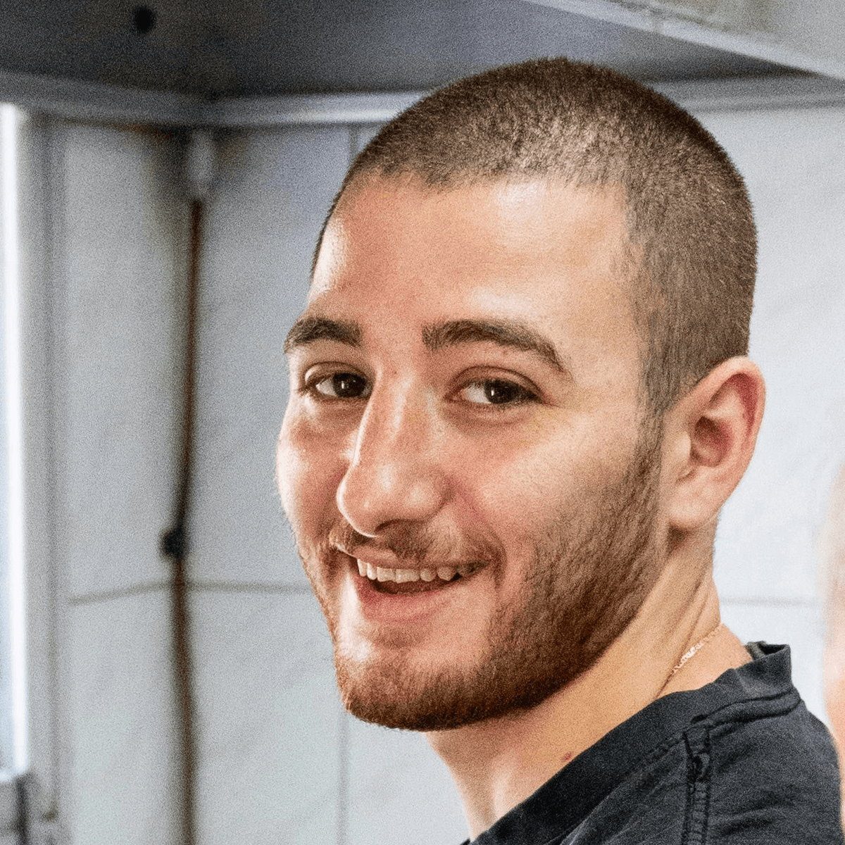 man in black crew neck t-shirt cooking