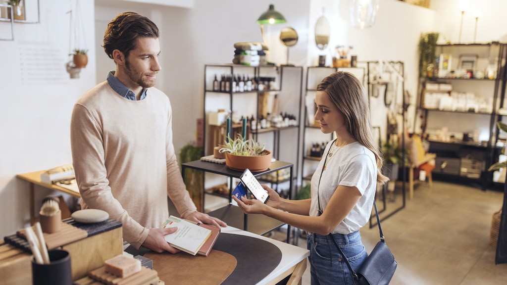 Vrouw betaald bij een Retailer d.m.v. softpos