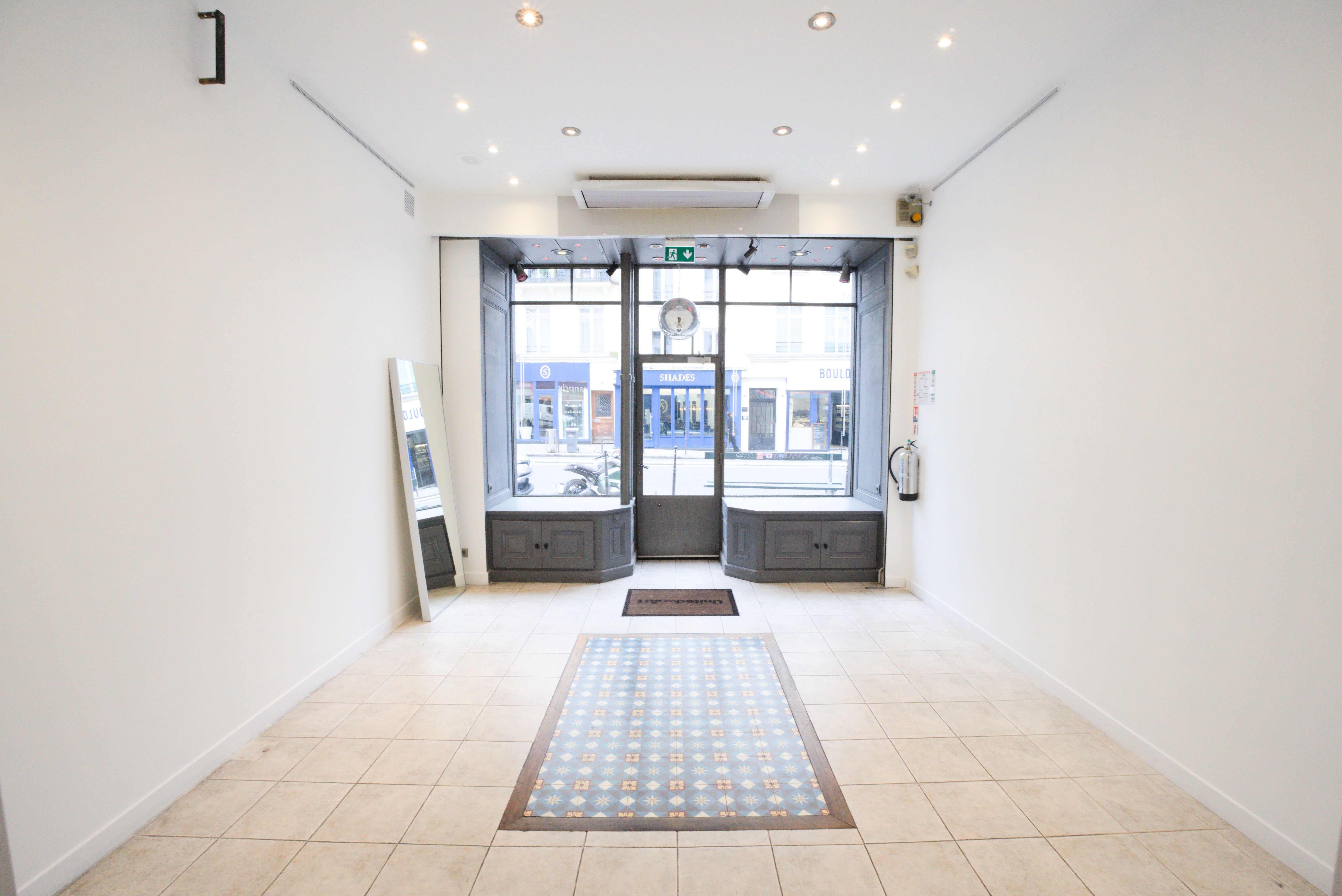 Espace showroom lumineux de l'agence Clothette design minimaliste