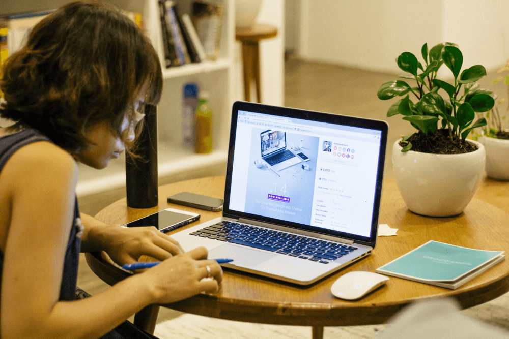 A university student engaging with an accessible online course designed by ID Atlas, a provider of eLearning and faculty support for higher education.