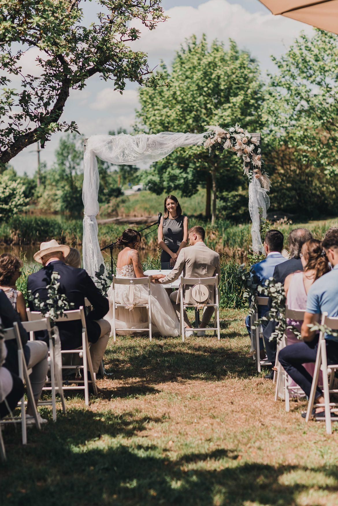 Draufsicht auf eine freie Trauzeremonie im Grünen mit Marlena Wirth – professionelle Begleitung für eure individuelle Hochzeit.