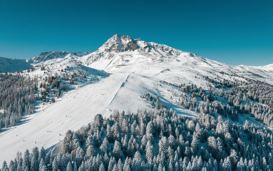 Ein Bild von einem Berg mit einer Skipiste in den Ötztaler Bergen.