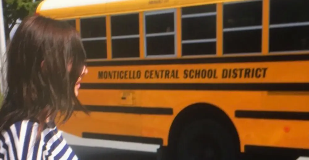 Bus scolaire jaune transportant des élèves vers leur High School aux États-Unis avec STUDWAY.
