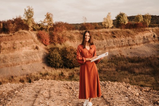 Die freie Rednerin Denise aus Würzburg im orange-roten Kleid für eine ehrliche und humorvolle Trauzeremonie, präsentiert auf dem Hochzeitsportal Marrymind.