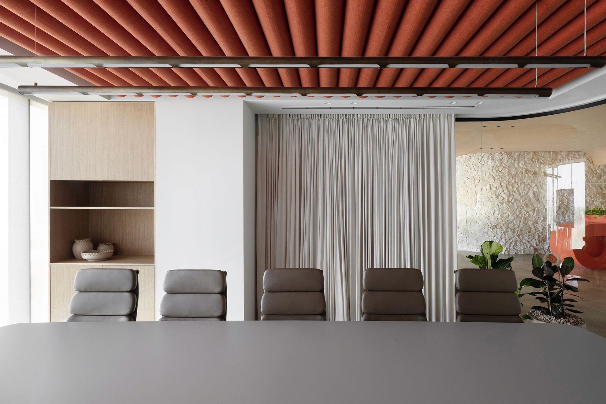 עיצוב פנים למשרדים: פתרונות אחסון בנגרות אישית ווילונות אקוסטיים לגמישות ופרטיות