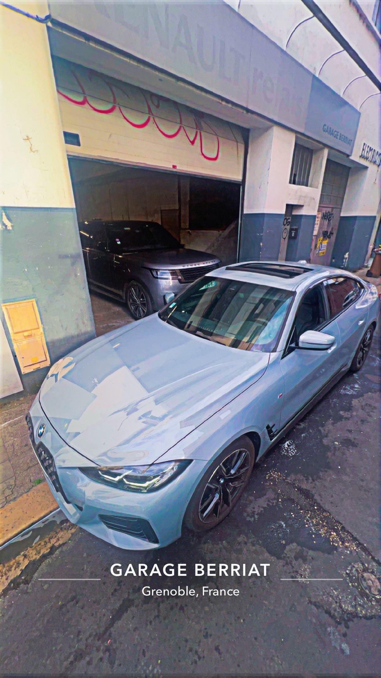 Voiture grise garée devant Garage de Berriat à Grenoble – carrossier pas cher avec devis carrosserie gratuit.