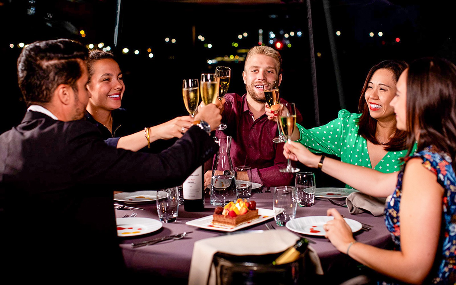 宾客们在巴黎的一艘巴黎游轮上欢庆2025新年,举杯畅饮香槟。