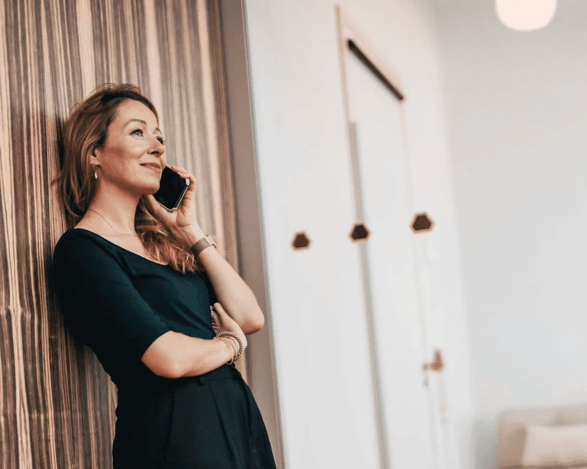 Portrait der Inhaberin , Diplom-Kauffrau (FH) Mandy Jordan-Madlung, beim telefonieren mit einem Kunden.
