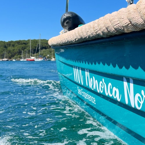 小船可從阿達亞港探索北海岸。