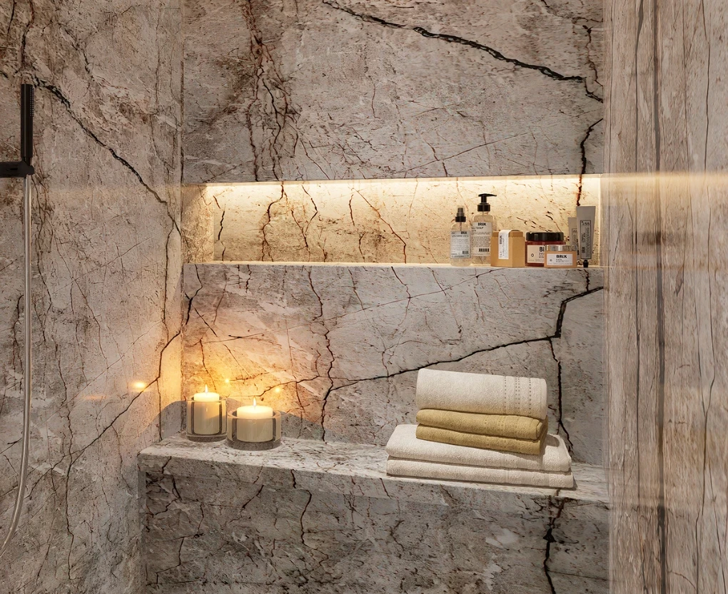 Bagno di design con rivestimenti in marmo Silver Root, caratterizzato da tonalità argentee e venature grigio-neri contrastanti, arricchito da sanitari moderni e illuminazione a LED integrata.