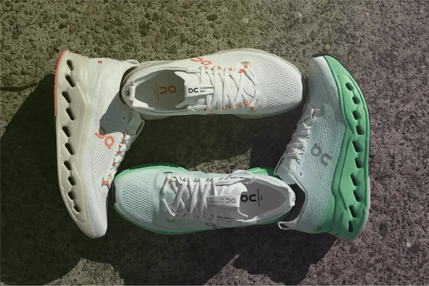 Photographie produit créative et brand content pour la chaussure de running On Cloudsurfer Max.
