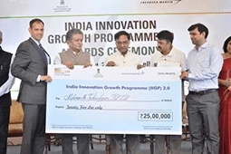 Pic of founders collecting IIGP 2018 award