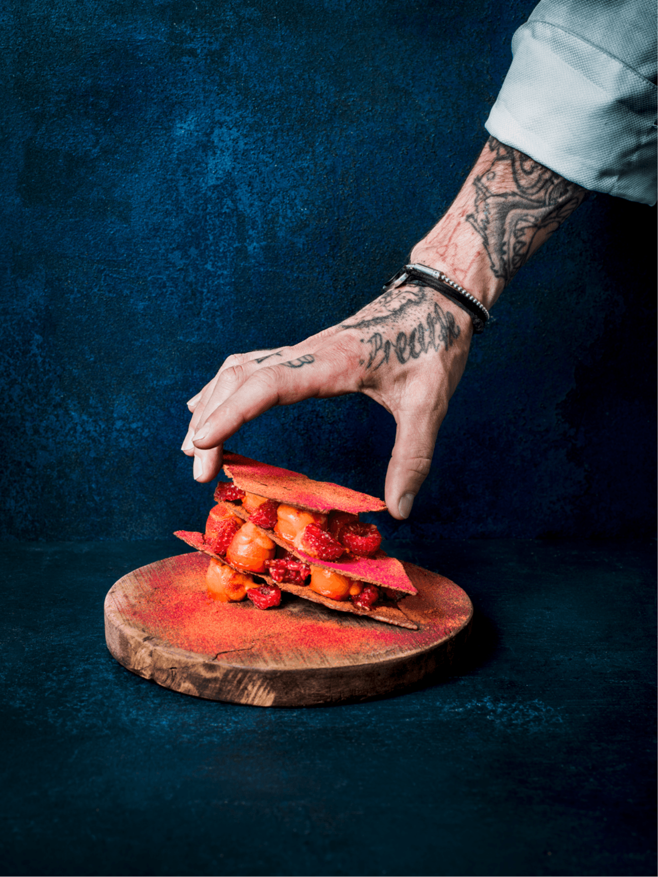 Photo d'une pâtisserie en train d'être dressée par le chef Guillaume Sanchez