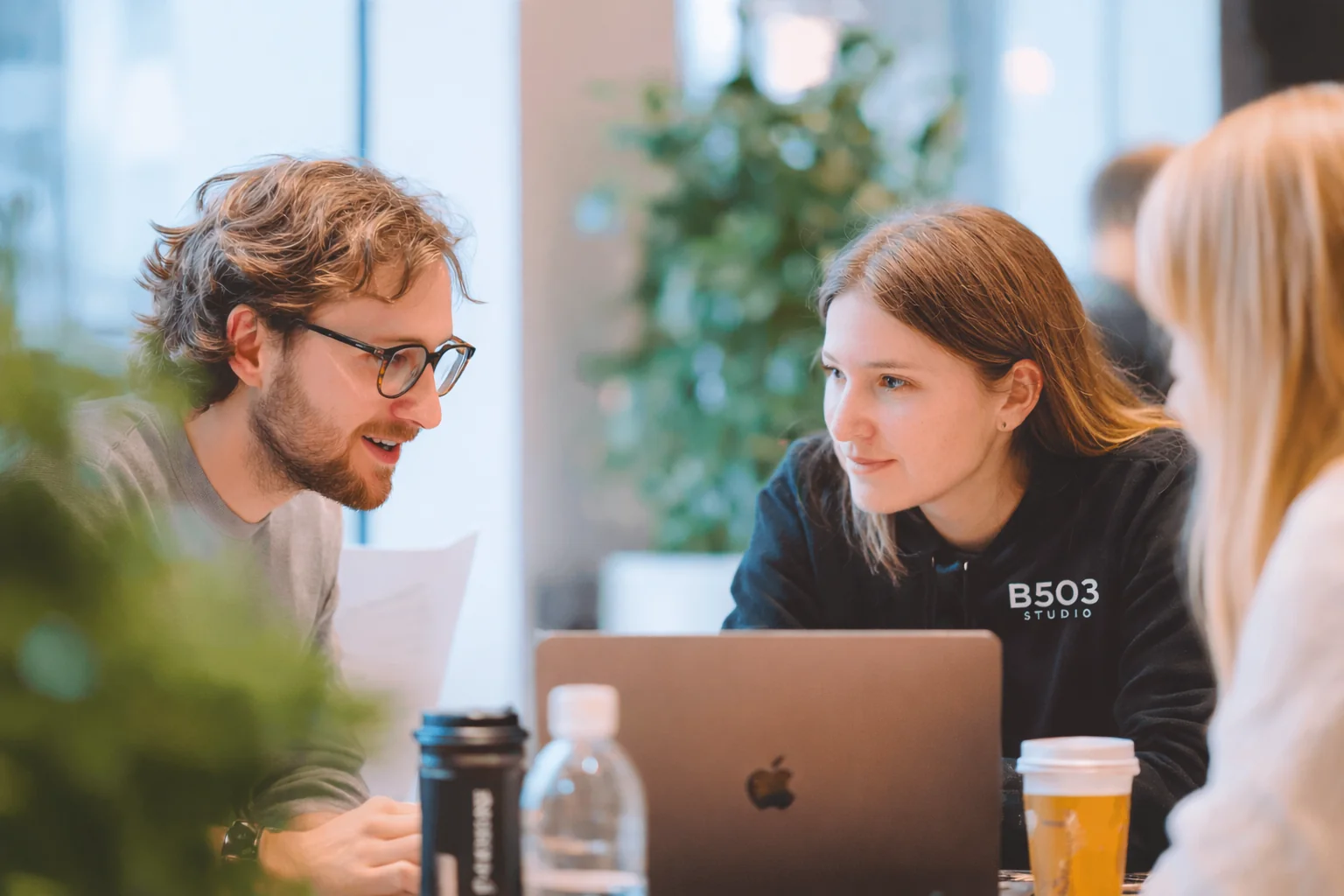 Équipe de B503 Studio en session de collaboration stratégique autour d’un ordinateur portable