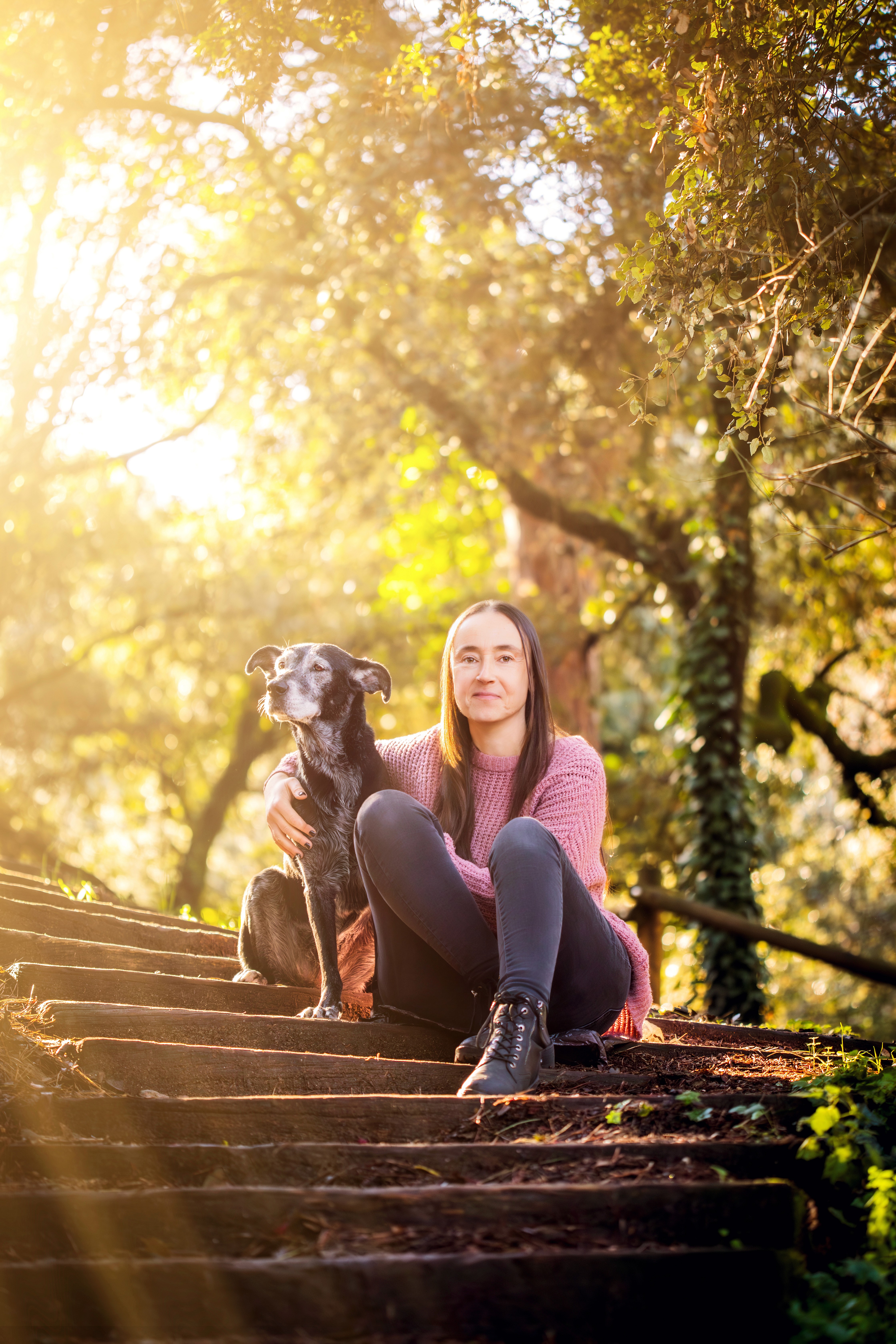 Perro con su dueña en la golden hour
