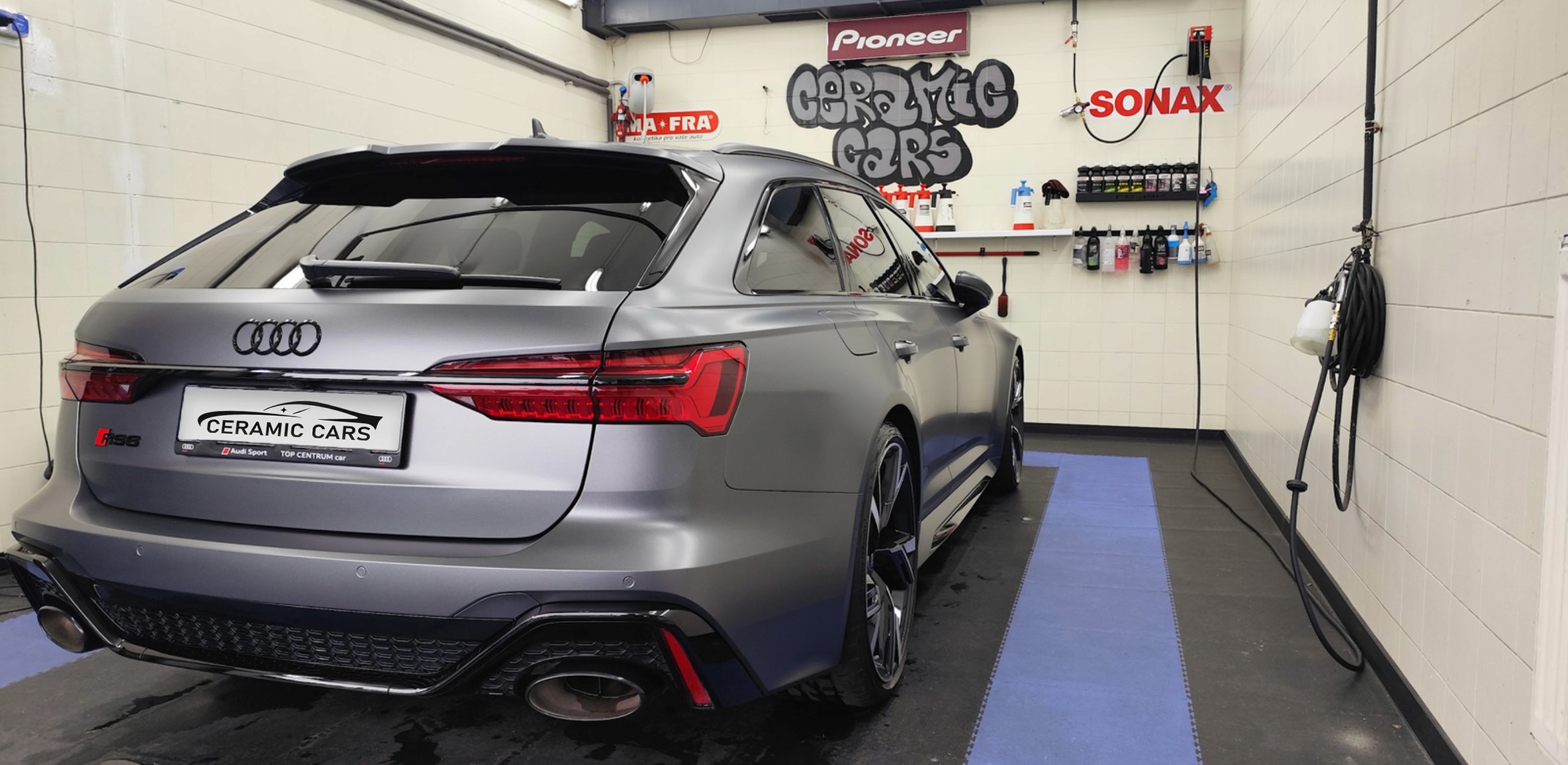 Dekontaminace laku a leštění karoserie u sportovního kombi Audi RS6 v Ceramic Cars.