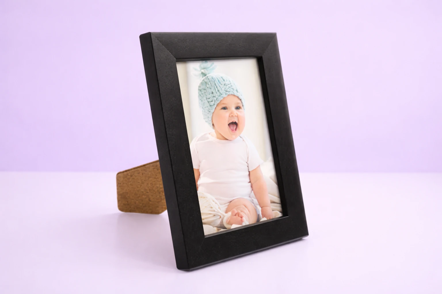 Pessoa segurando fotolivro com foto de mulher sorrindo ao ar livre, com a frase “Eu amo o Norte” escrita no canto da imagem