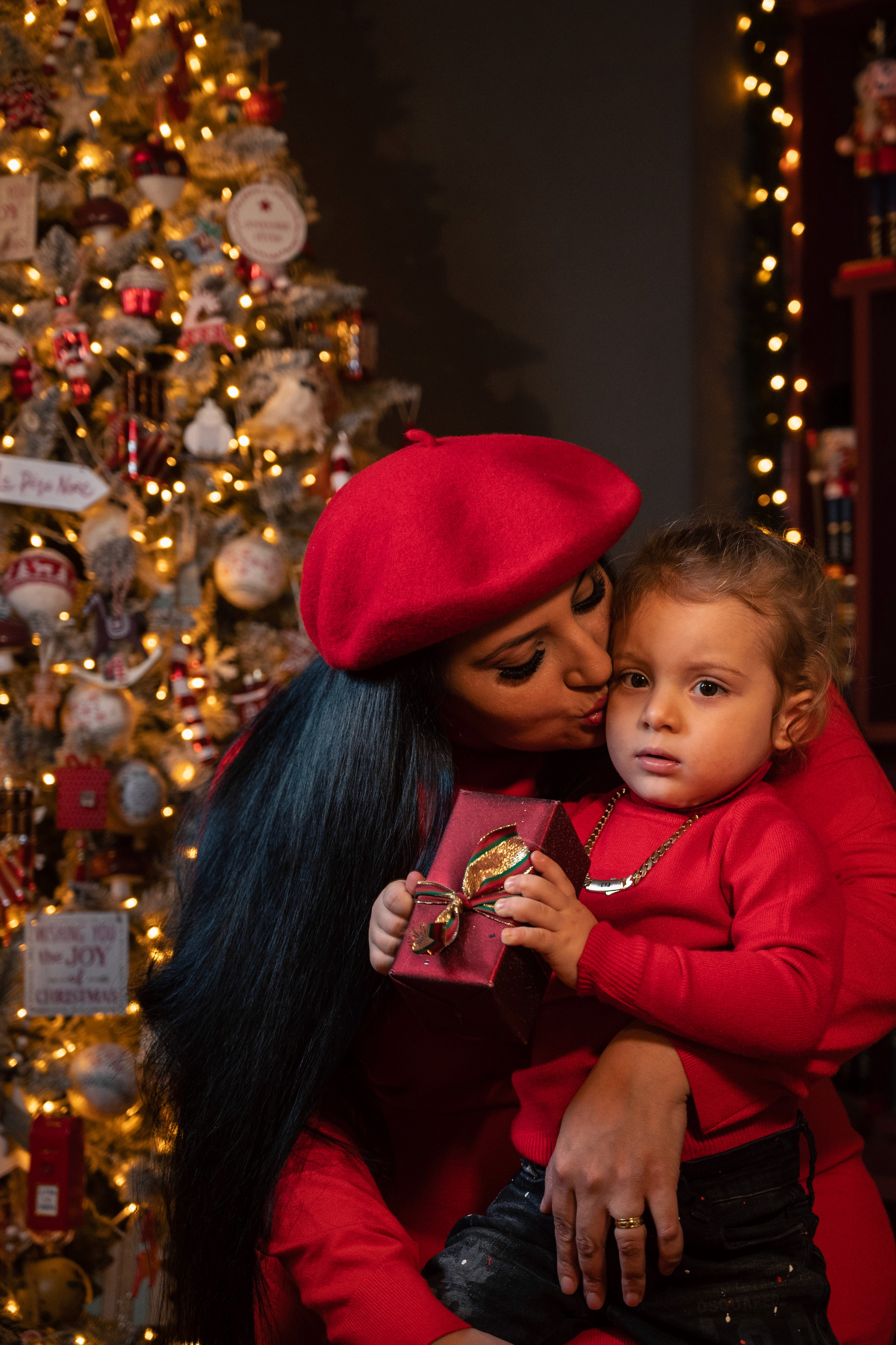 Fotografii de Crăciun cu mamă și copil, moment intim și emoție autentică