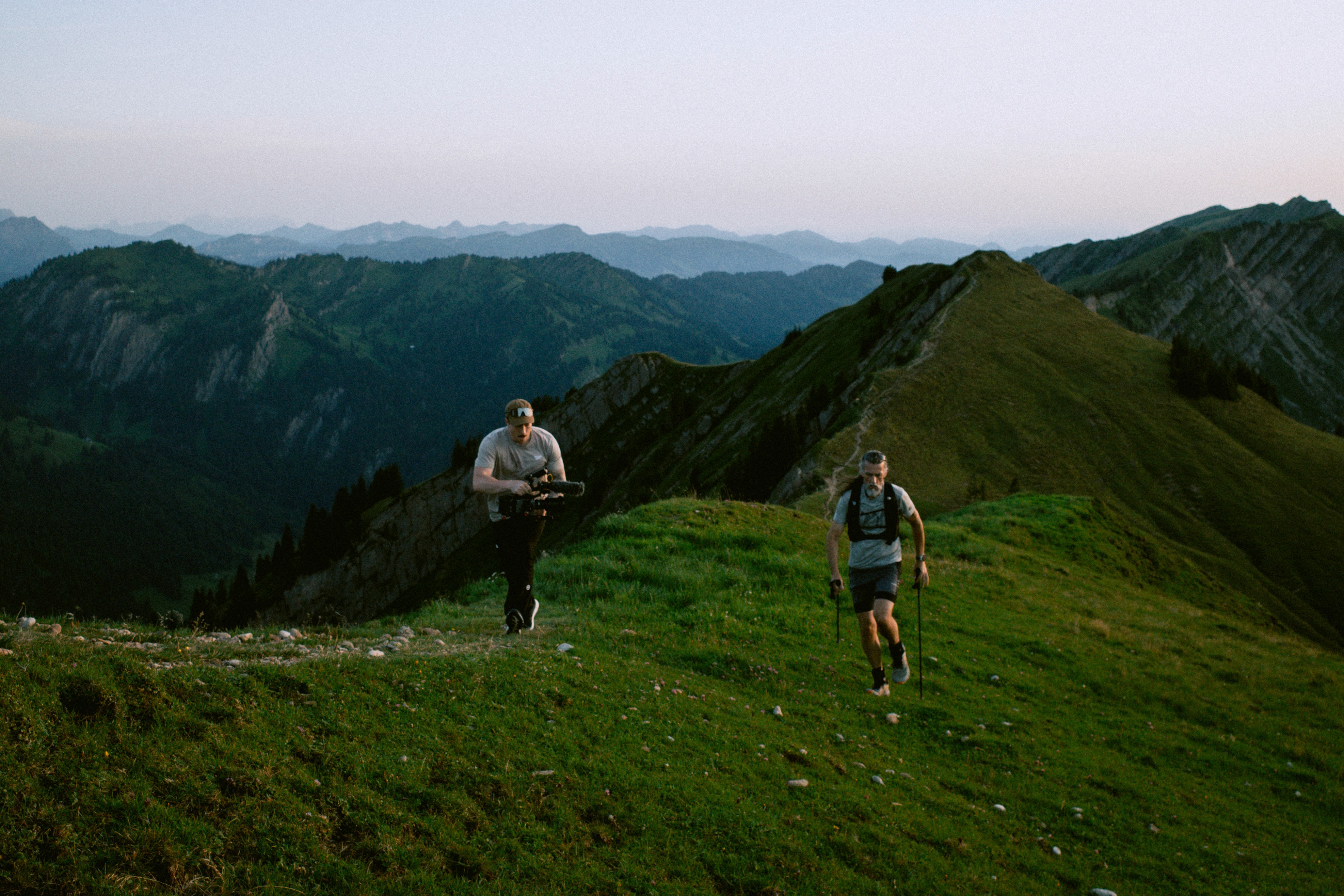 Louis Seitz dreht neben Andy unserem Bergrunner vor dem Alpenpanorama