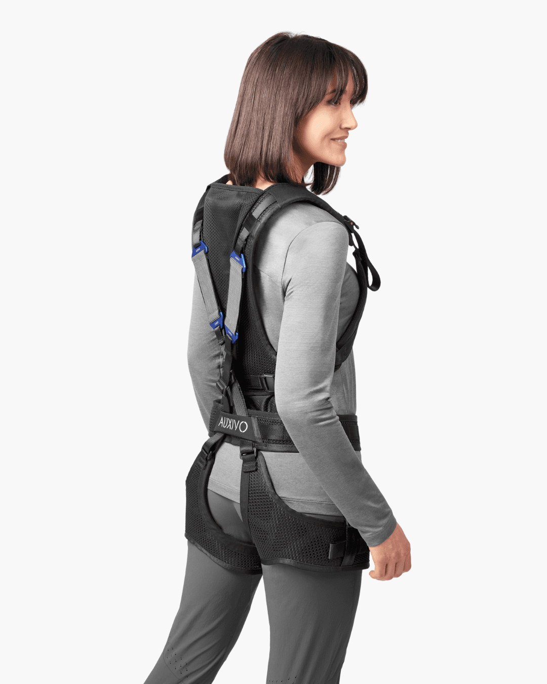 Vue arrière de l’exosquelette dorsal Auxivo LiftSuit porté par un utilisateur, montrant le harnais ergonomique et le soutien lombaire pour la manutention.
