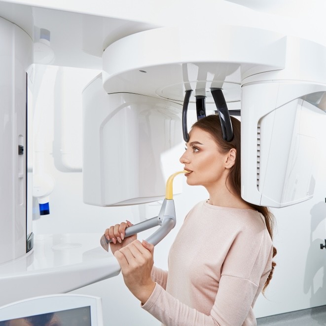 علاج انقطاع النفس أثناء النوم لدى امرأة تخضع للأشعة ثلاثية الأبعاد، تضع في فمها جهاز يساعد على تكوين صورة واضحة ثلاثية الأبعاد للفم.