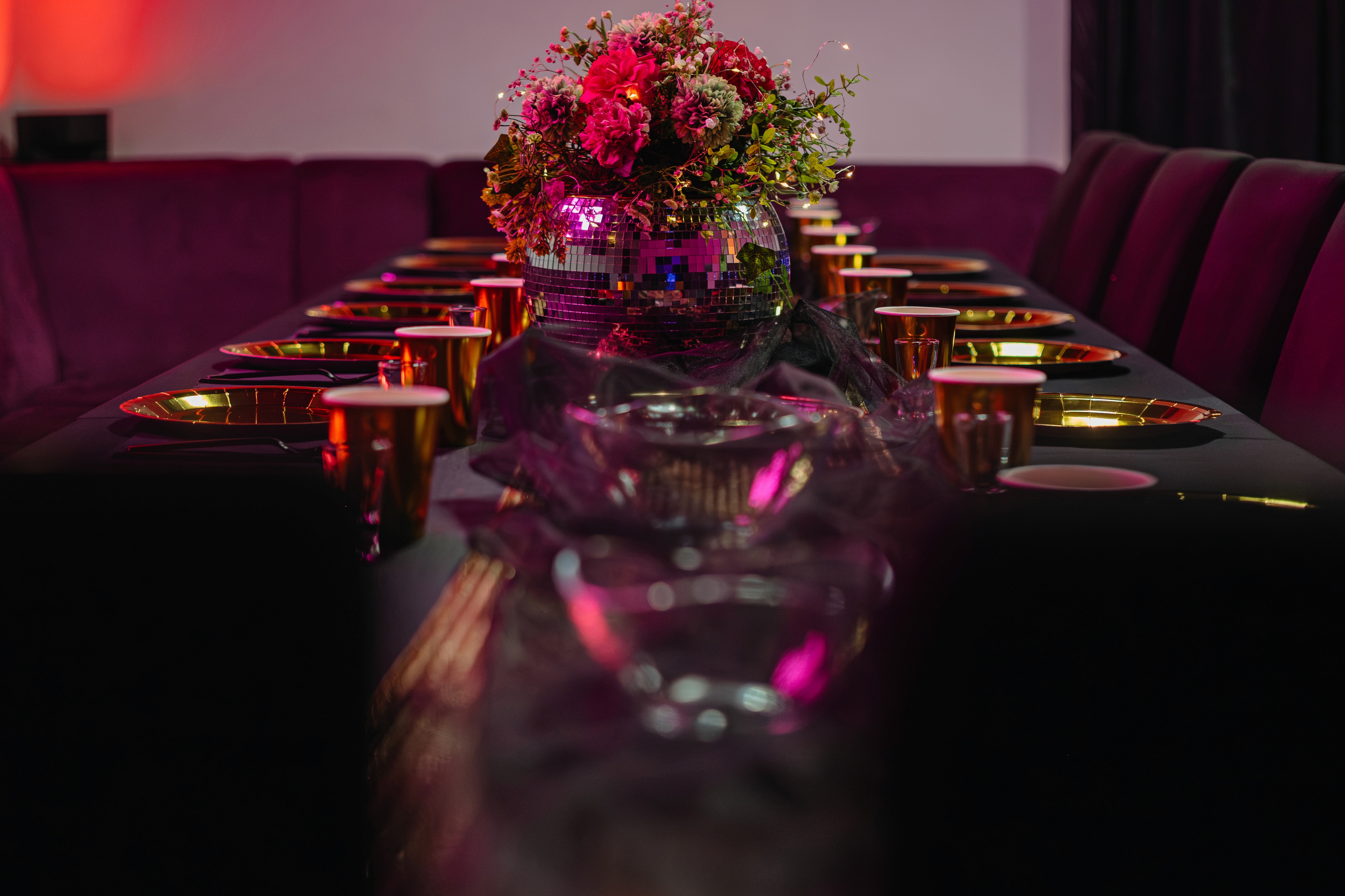 „Stylowa sala na wynajem w Kielcach, idealna na imprezy okolicznościowe takie jak 18-stki, urodziny, jubileusze i firmowe eventy – przestrzeń z nowoczesnym oświetleniem LED, strefą chilloutu, fotostrefą i miejscem do tańca, zapewniająca niezapomnianą atmosferę i komfort dla gości