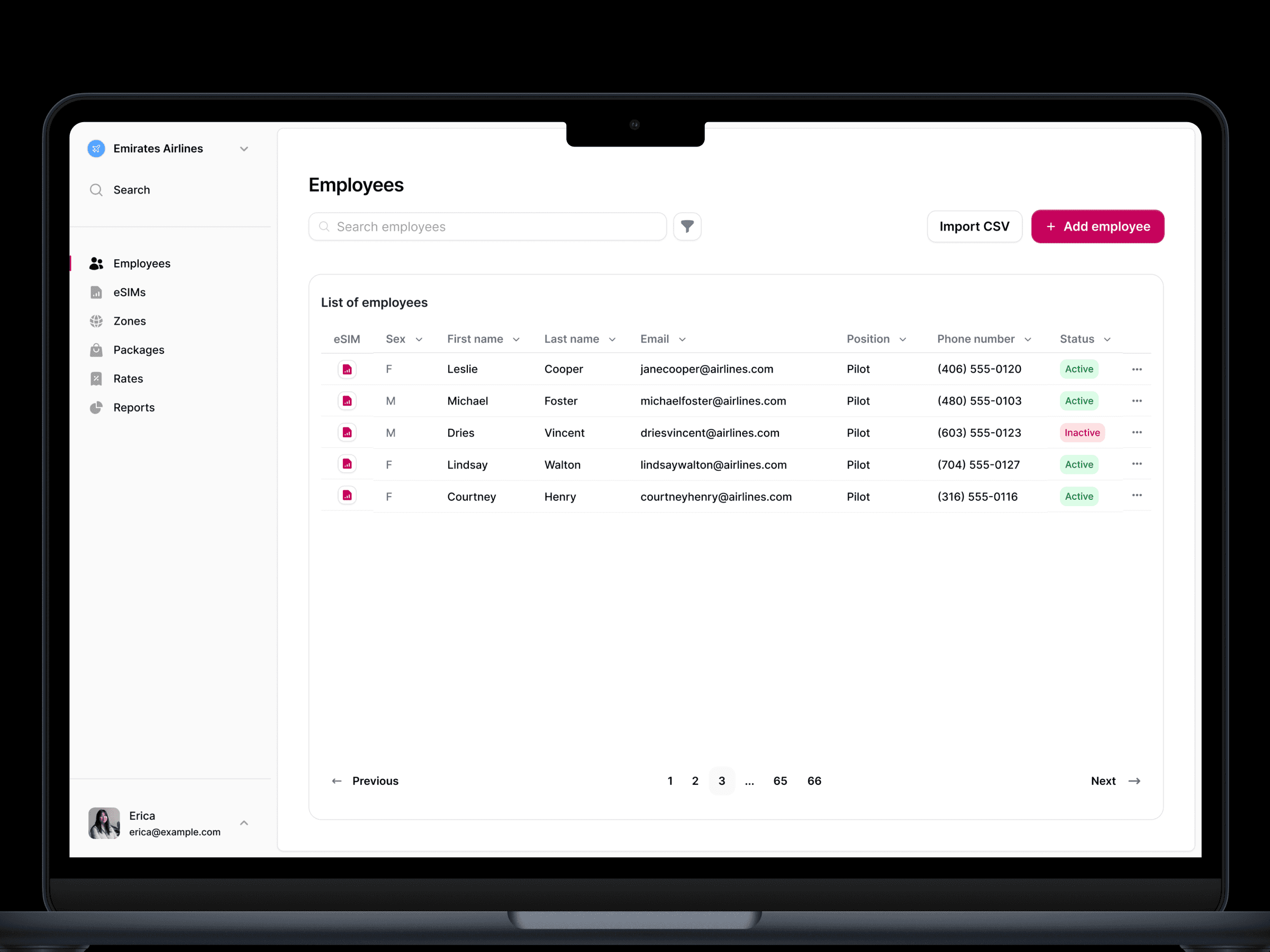 На экране ноутбука отображается интерфейс управления персоналом со списком сотрудников. В нем указаны такие данные, как имя, адрес электронной почты, должность, номер телефона и статус. Статус может иметь значения «Активен» или «Неактивен», что отражает текущий рабочий статус. Видны опции импорта из CSV-файла или добавления сотрудников. Общий тон — профессиональный и упорядоченный.