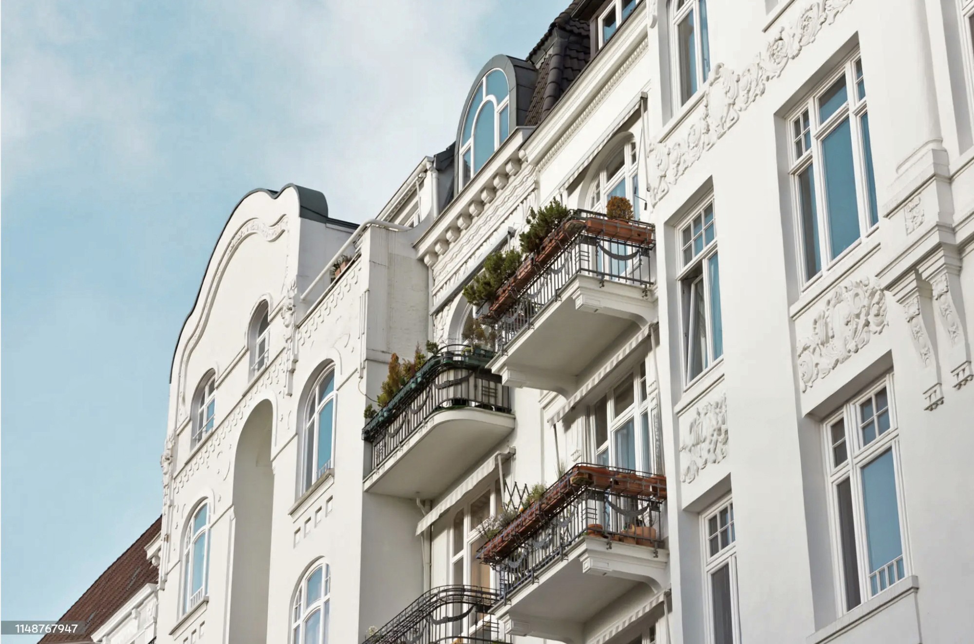 Immobilienmakler bewertet eine Immobilie (Haus) in Hamburg