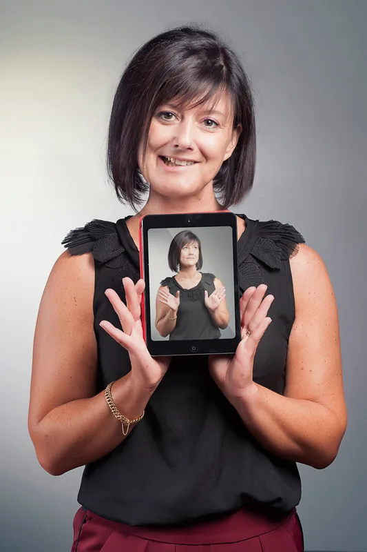 Portrait studio femme professionnelle avec tablette — photographe portrait Lille Nord | Anteale Yann Manac’h 2025