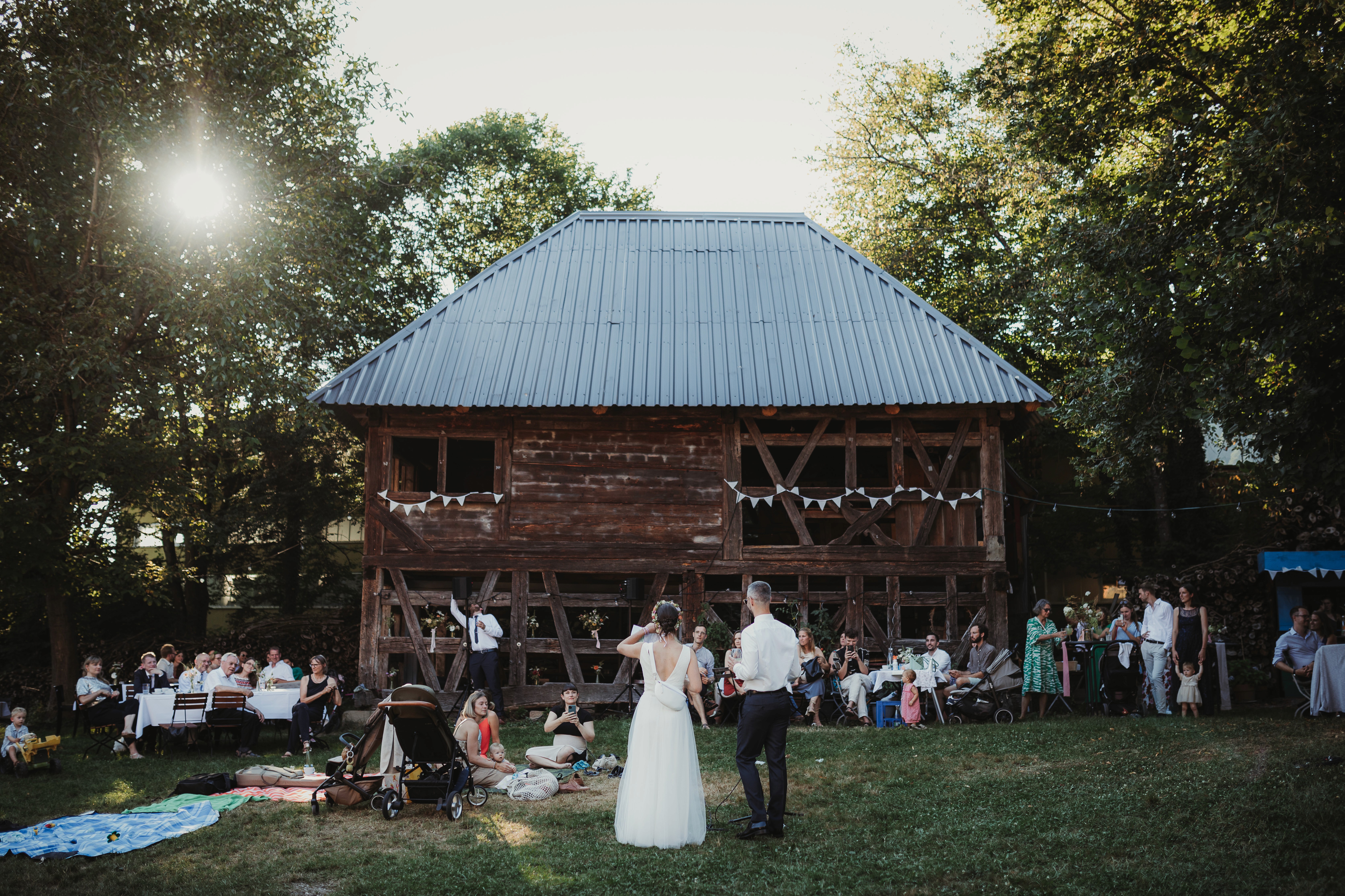 Als Brautpaar Hochzeit im Schwarzwald feiern.