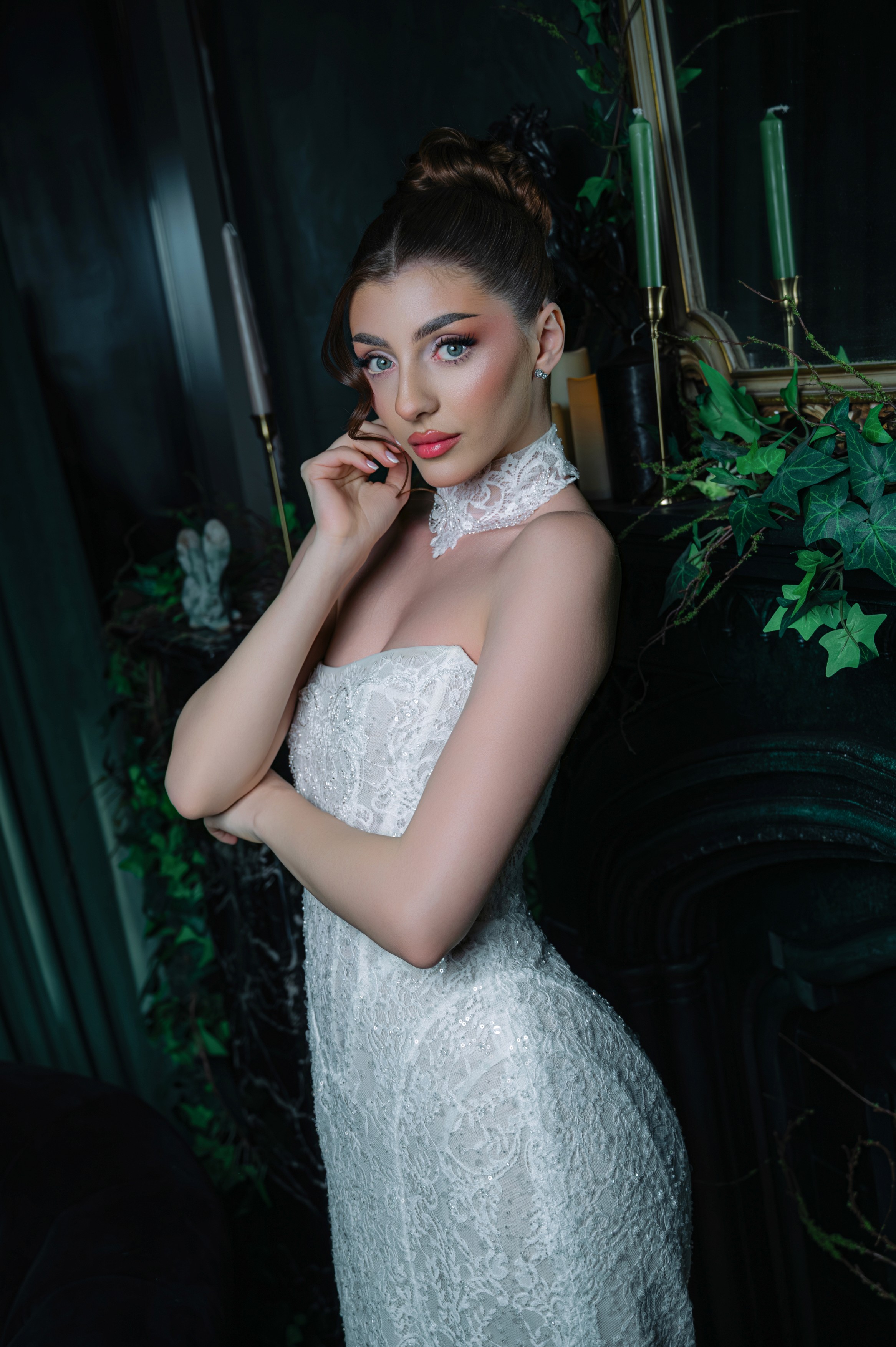 Prim-plan cu mireasă într-un decor dark cu accente botanice și lumină dramatică, fotografie de nuntă în București