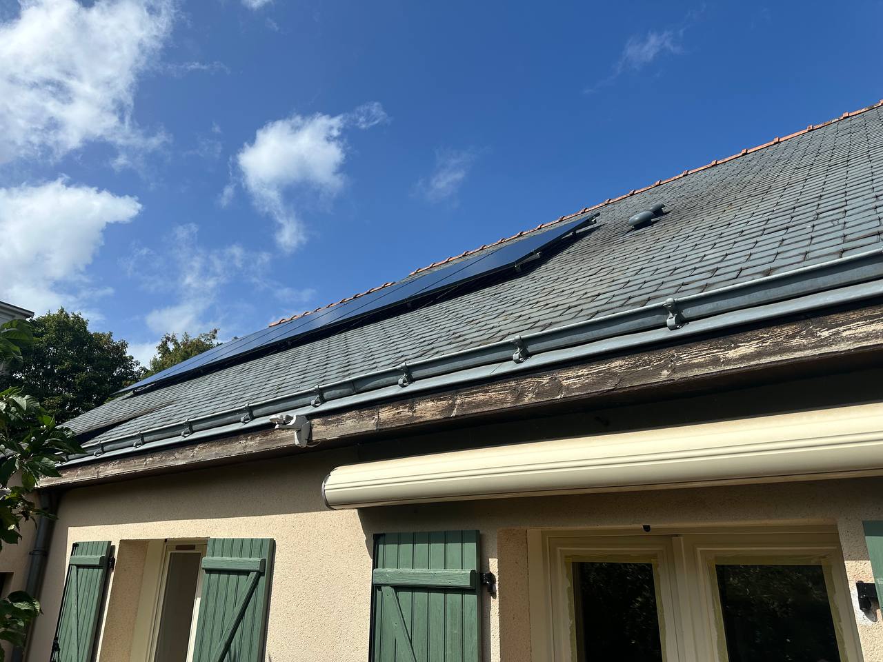Photo d'une maison à Angers en France équipée de panneaux photovoltaïques dont l'installation a été faite par Solarock.