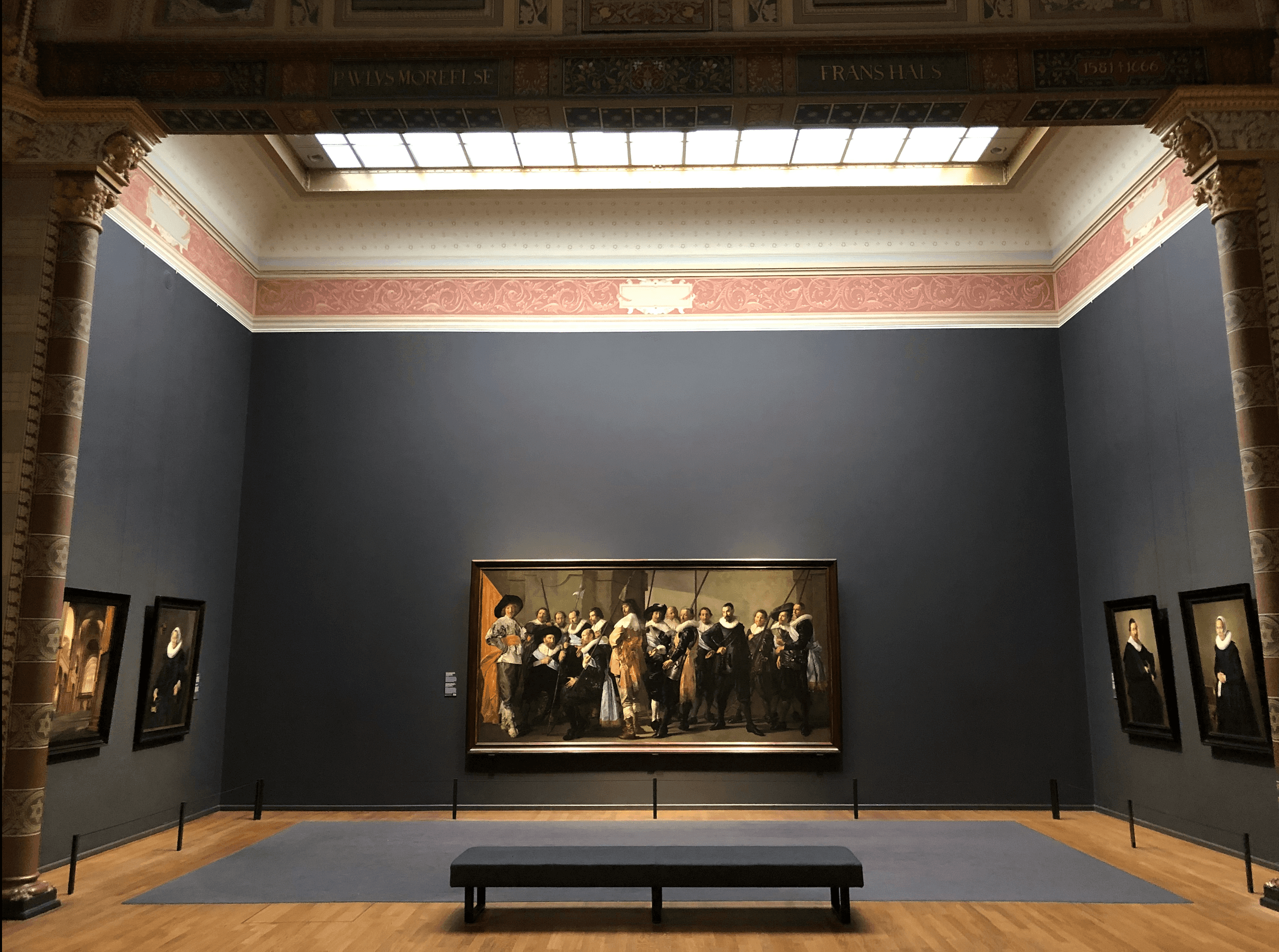 rijksmuseum muren donker grijs