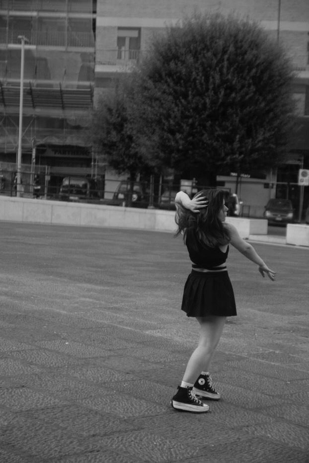 ragazza balla k-pop a napoli con urban heroes