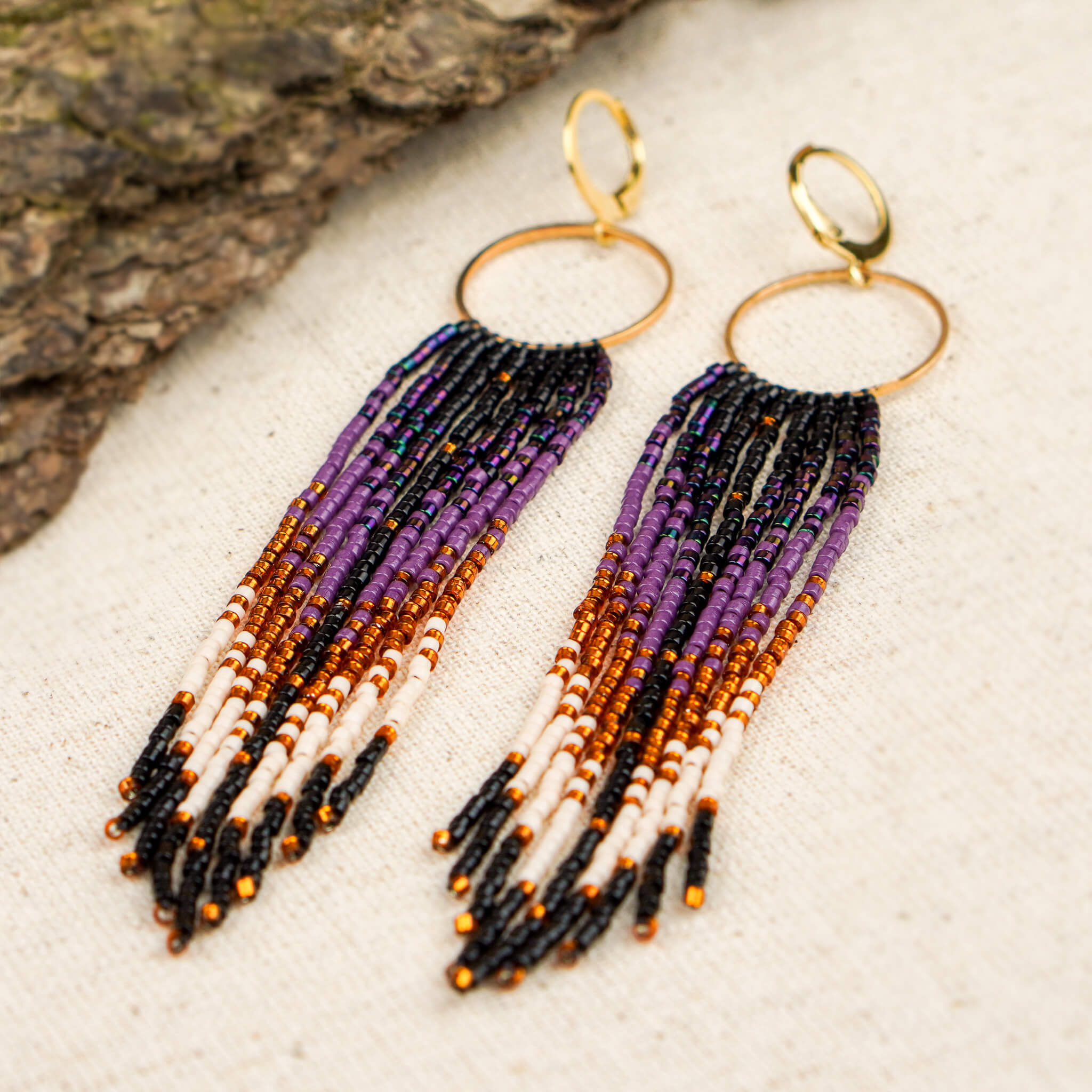 Ręcznie robione kolczyki z fioletowych, czarnych i miedzianych koralików Miyuki Delica 11/0, seria Boho Rituals