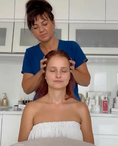 Masaż głowy w gabinecie Belleza Beauty – chwila relaksu i wyciszenia.