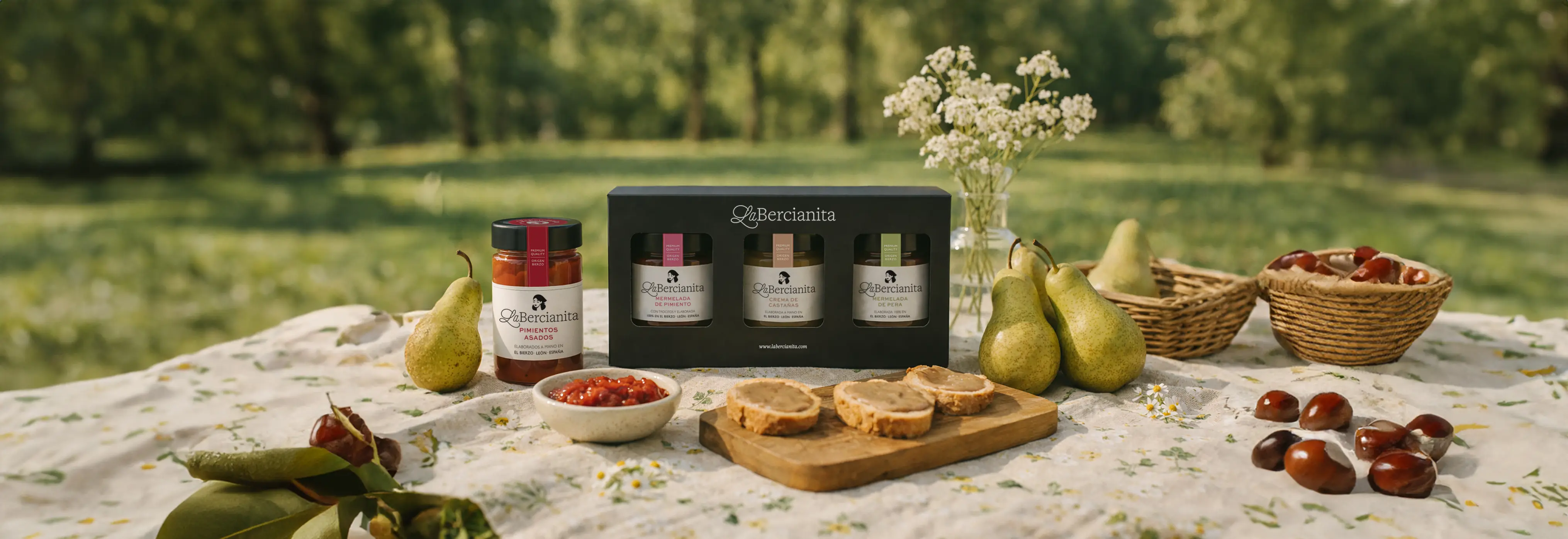 Pack de productos La Bercianita, mermelada de pimiento del bierzo, pera y crema de castaña. También puede verse un tarro de pimientos asados del bierzo.