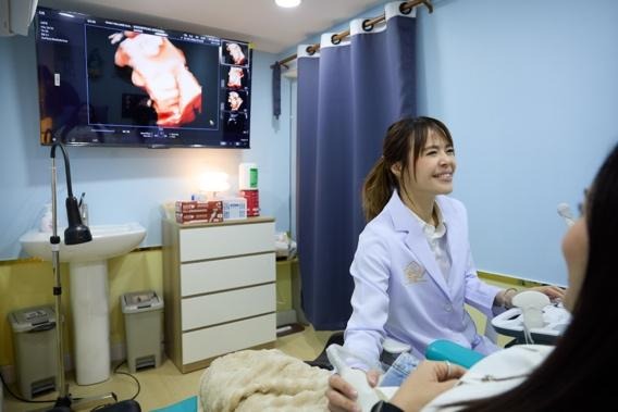 A doctor and patient in a room

AI-generated content may be incorrect.