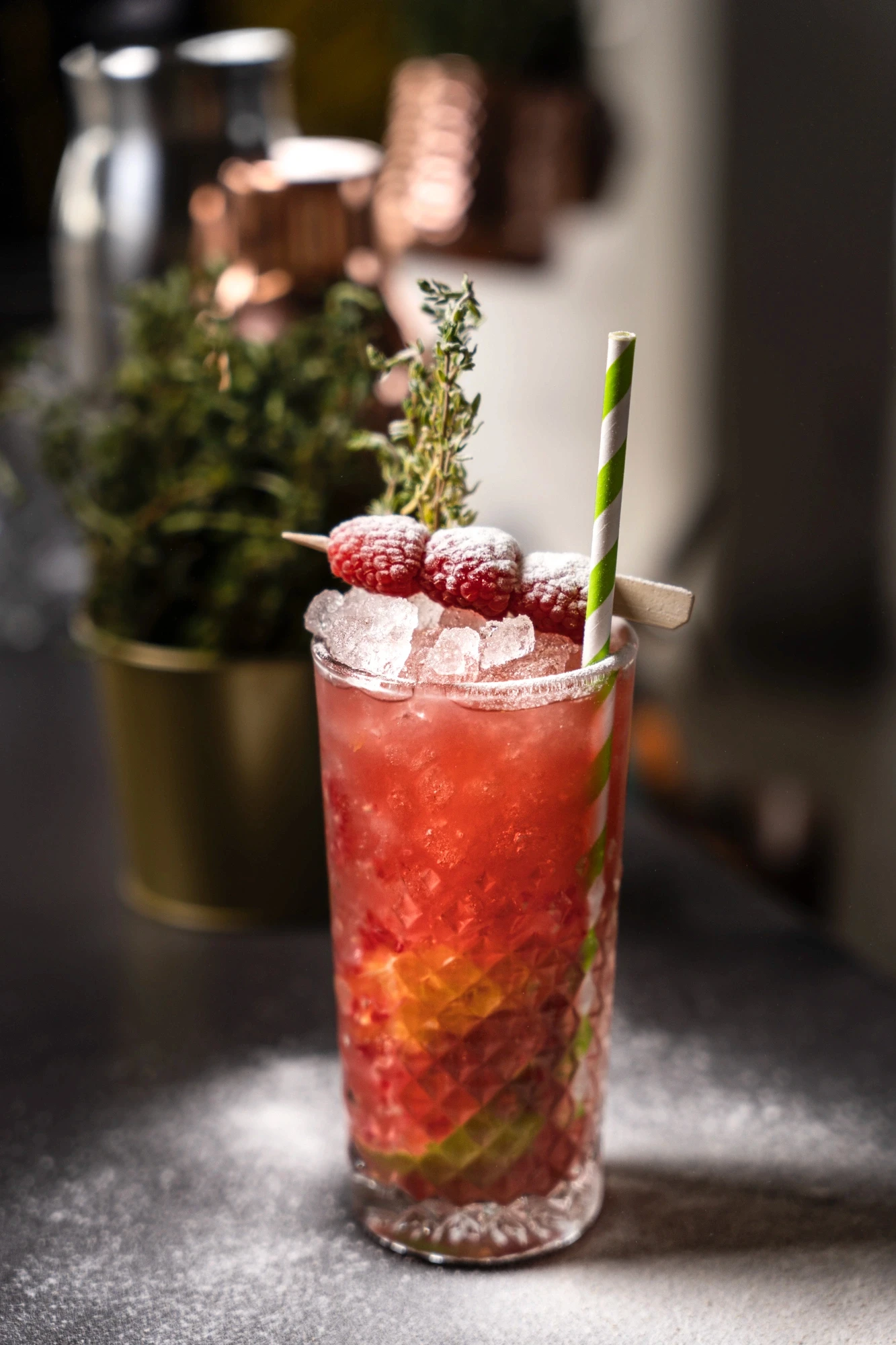 Barman na wesele prowadzący pokaz barmański, zachwycający gości.