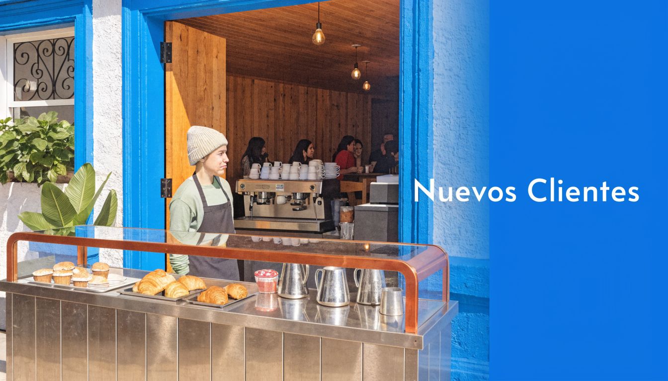 Un joven barista sirve pasteles frescos en un mostrador de una cafetería con decoración en azul vibrante.