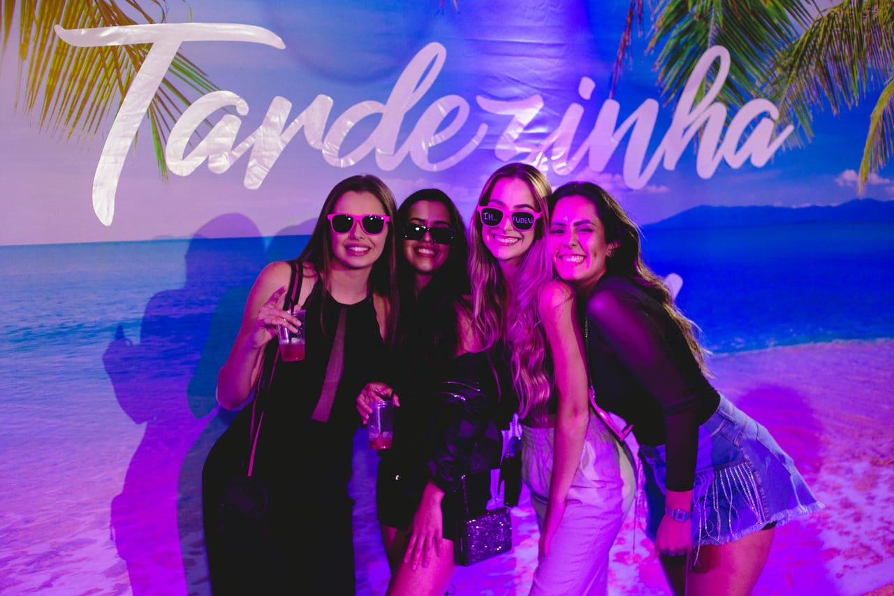Formatura com serviço gastronômico organizado e ambientação elegante