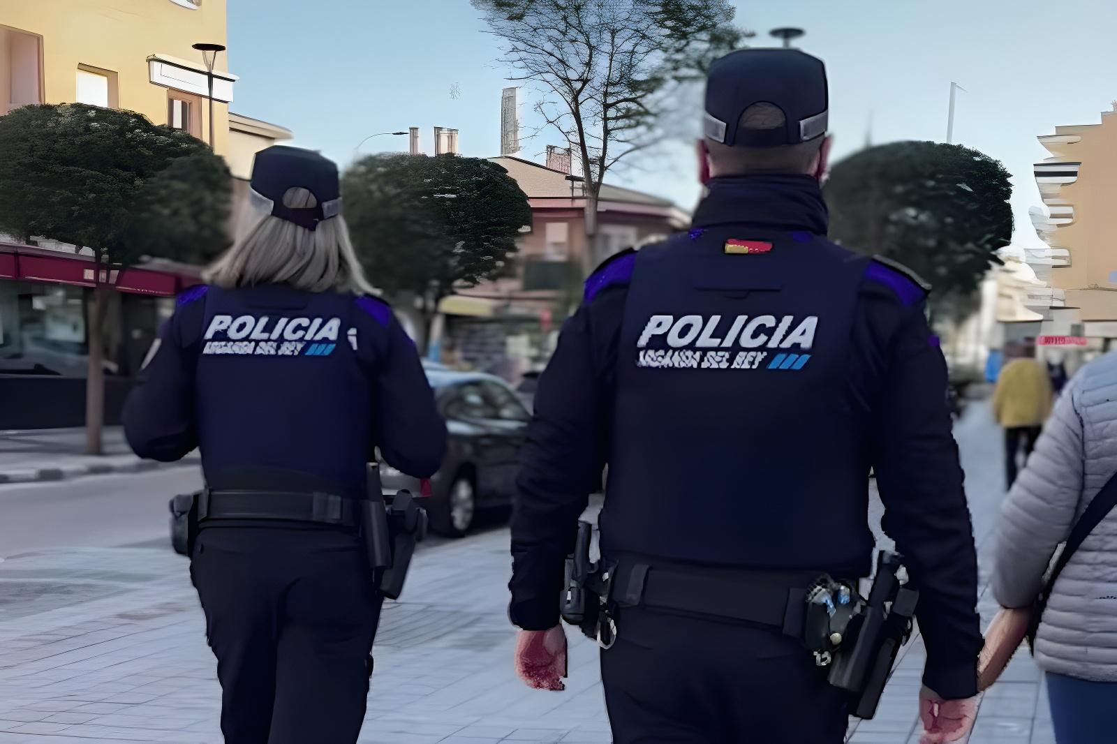 dos policías locales de Arganda del Rey patrullando