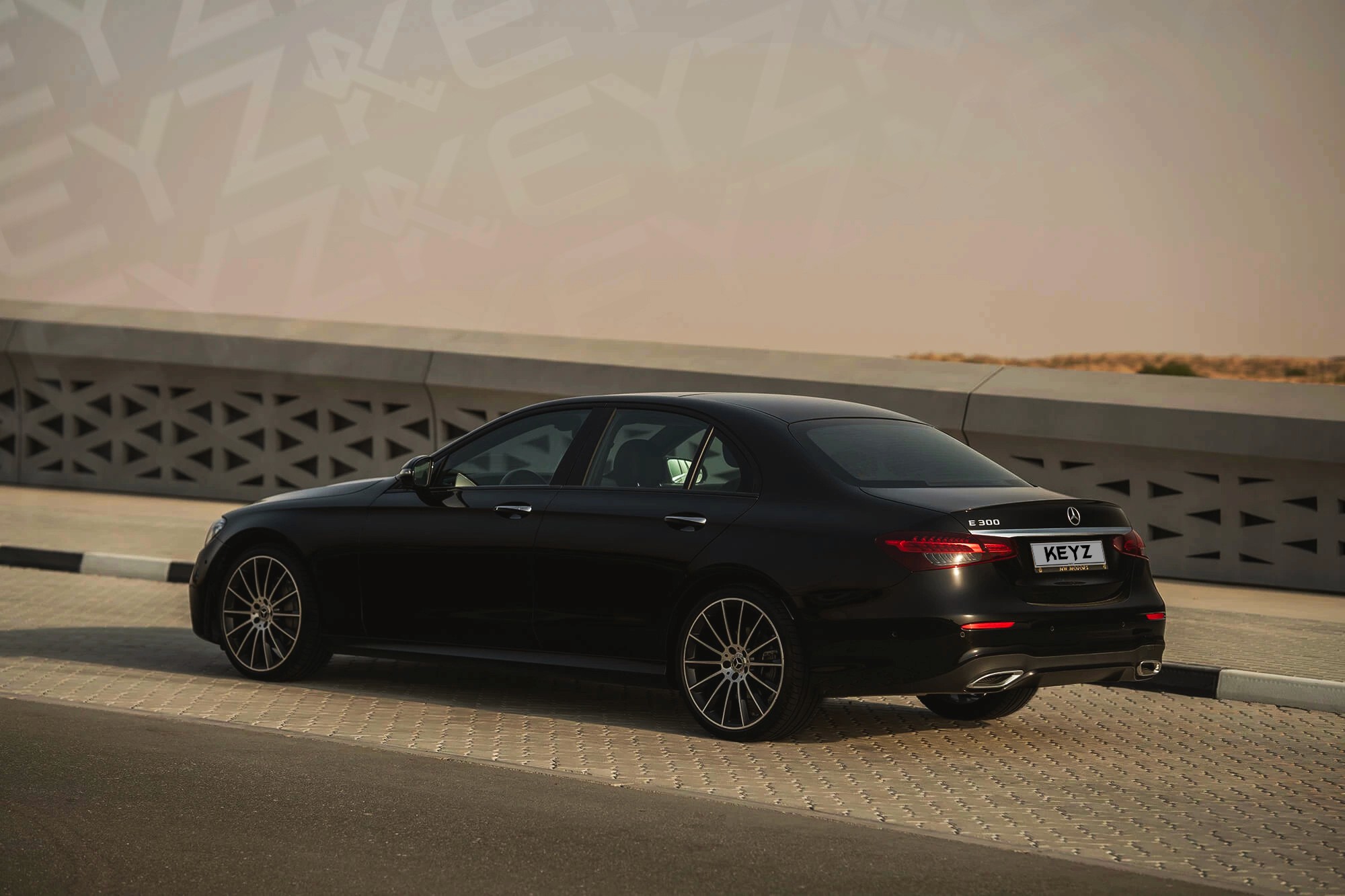 Vue extérieure arrière Mercedes E300 Noir – Location Berline à Dubaï | Keyz Rent